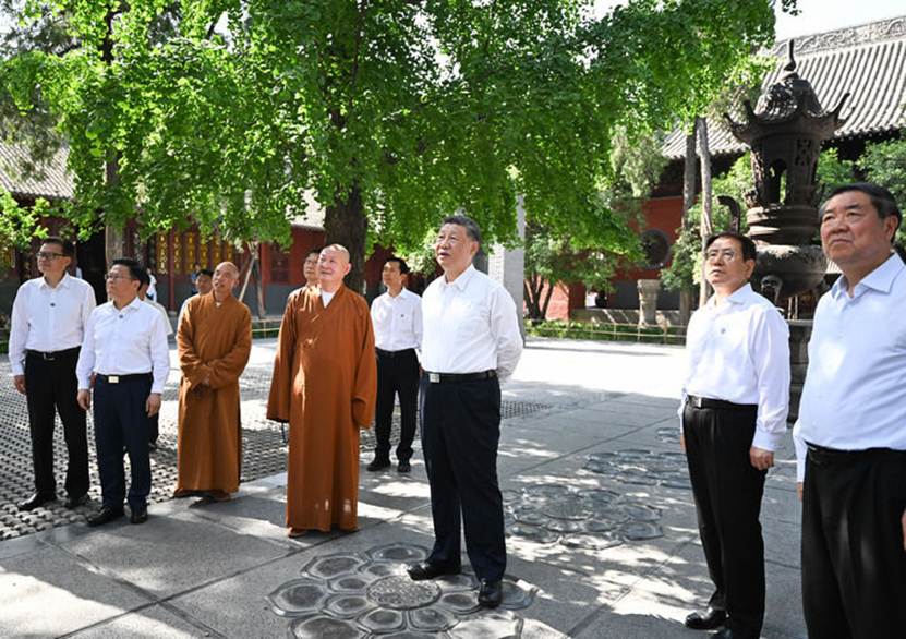 一群人站在街道上 AI 生成的內(nèi)容可能不正確。