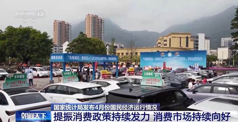 路上有許多車 AI 生成的內容可能不正確。