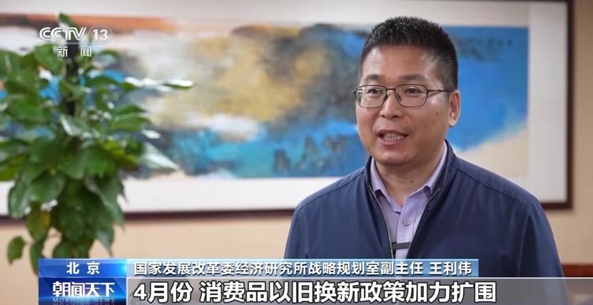 男人的照片上寫著字 AI 生成的內容可能不正確。